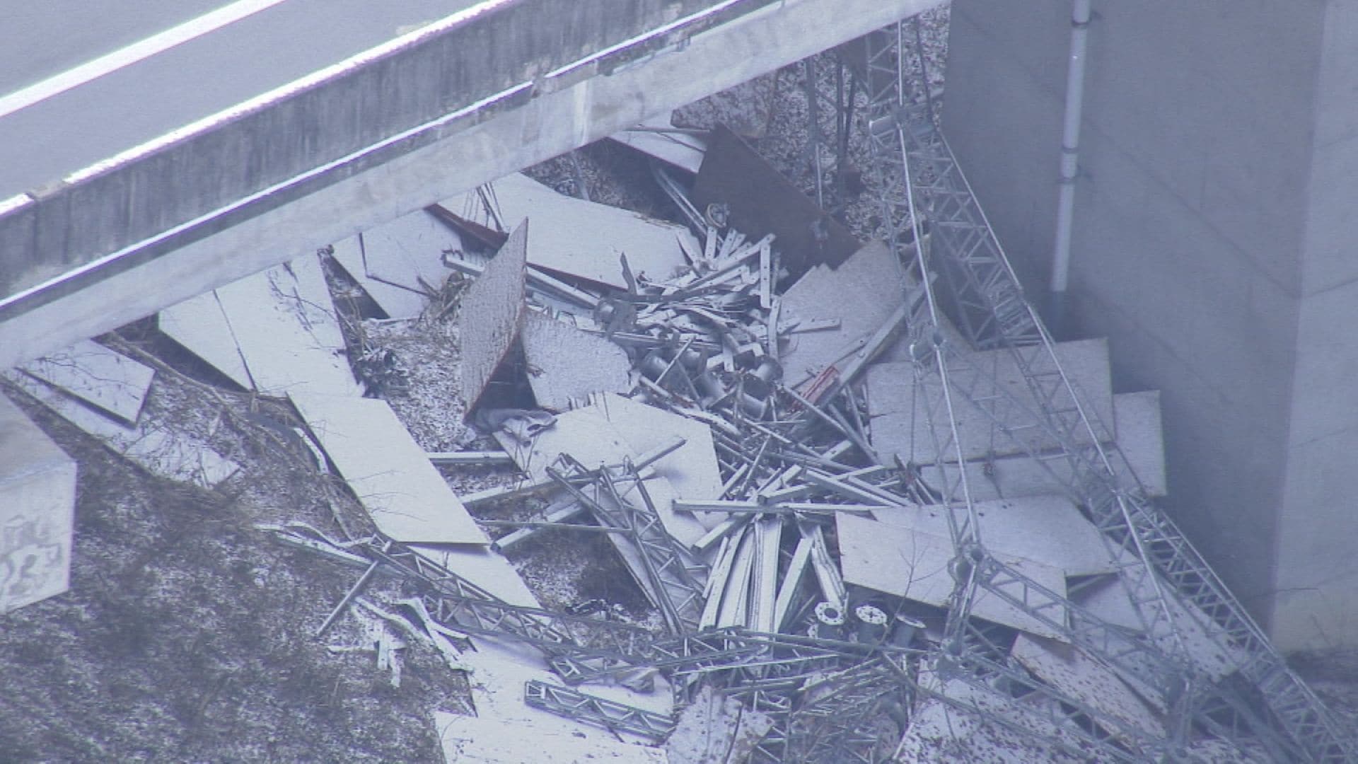 足場が崩れ作業員5人が転落した」26歳と49歳の2人が死亡 約20mの高さ