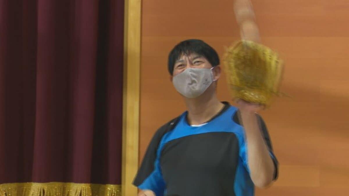 元プロ野球 川崎憲次郎さんがキャッチボールを手ほどき 学童保育などに