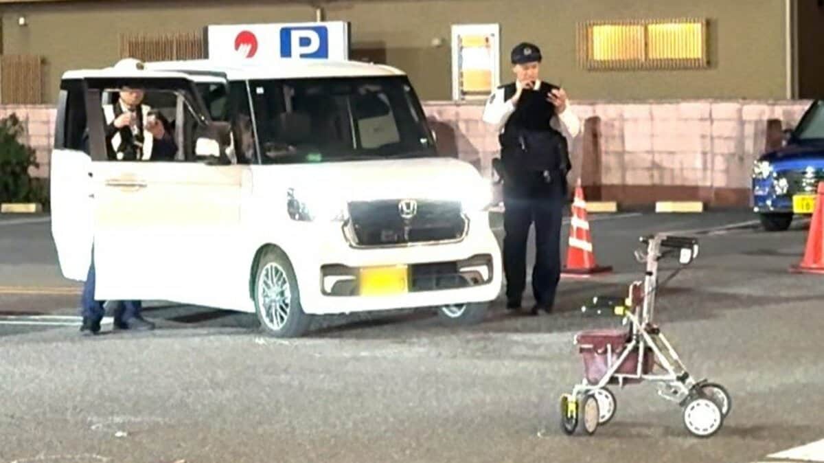 スーパーの駐車場で84歳女性はねられ意識不明の重体　買い物後にシルバーカーを押し…