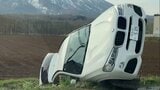 乗用車どうしが正面衝突 道外ナンバーのRV車1台が路外逸脱し横転 見通しのよい道路で一方がはみ出しか 北海道倶知安町・国道5号|TBS NEWS DIG