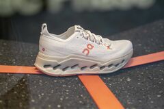 「On」スニーカー好調、製造元スイス企業が通期見通しを上方修正| TBS CROSS DIG with Bloomberg