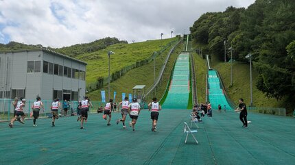 思ったより坂が急できつい」スキーのジャンプ台を駆け上がるレース行