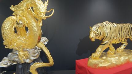 1億円”のサッカーボールも！ 金製品を展示販売する｢大黄金展｣ 金の