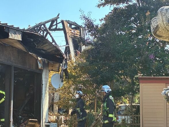 【火事続報】未明の住宅地（富山市上二杉）で建物火災、警察と消防が実況見分…隣家にも延焼したか　|　富山のニュース｜天気・防災｜チューリップテレビ
