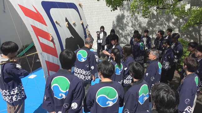 「無事揚がってくれるとうれしい」5月の浜松まつり前に記念凧の糸目付け 今年のデザインはテレビ100年にあわせて「イ」の文字＝静岡・浜松市|TBS NEWS DIG