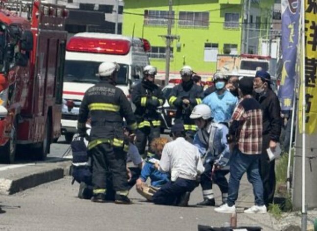 【ドラレコ】酒を飲み事故を起こした男はフラフラと道路に立ち…周囲にいた人に暴行か　警察などに囲まれ座り込む様子も　19日の国道13号事故（山形市）|TBS NEWS DIG