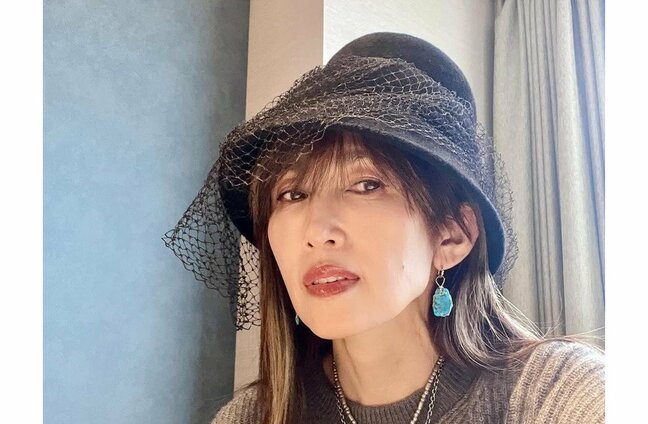 【工藤静香】　「この帽子は、イングランドのものですが、私の歳の離れた親友ソウルメイトから貰いました」　　クリスマスディナーショーで京都を訪問|TBS NEWS DIG