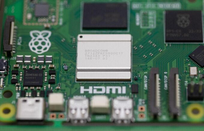 ブロードコム、インテルの半導体設計部門買収の可能性を検討－ＷＳＪ