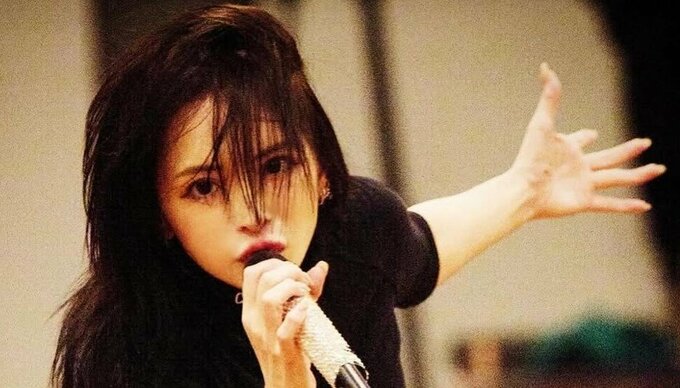 【 浜崎あゆみ 】　「集合写真の全員で一致団結し、渾身の命懸けの、傷だらけだけど眩しいほどの【エンタメ】をお届けしに行きます」　スタッフとの集合写真をアップ|TBS NEWS DIG
