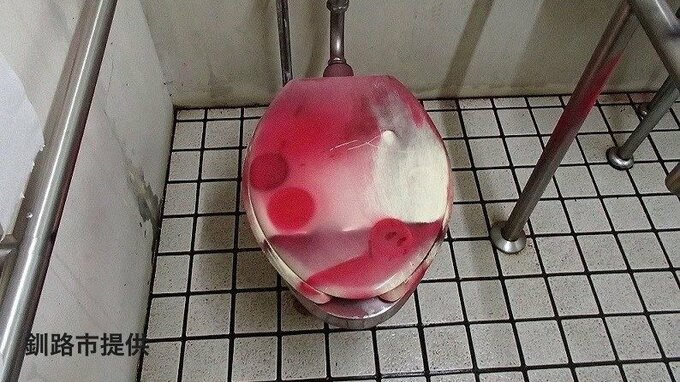 公園トイレの窓が割られ便器に落書き、水道メーターなど次々と破壊、衣類が燃やされた跡も　警察は器物損壊容疑などで捜査　北海道釧路市|TBS NEWS DIG