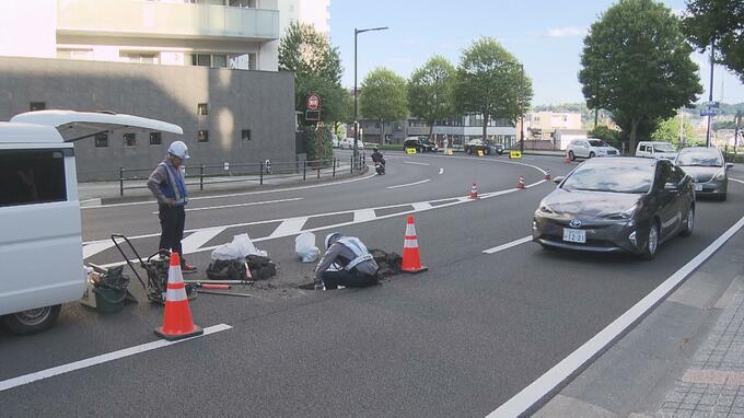 仙台市中心部の市道が陥没 縦60cm,横90cm,深さ60cm けが人なし 車線規制して復旧作業　|　宮城のニュース│tbc NEWS│tbc東北放送