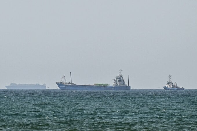 ホルムズ海峡、小規模な通航続く-原油積載の超大型タンカー2隻が通過
