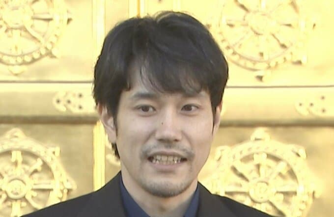 【 松山ケンイチ 】 「背中に電気走って動けなくなりました」　朝の着替え中に突然の痛み　本厄の年に　〝背中ギックリ〟を報告|TBS NEWS DIG