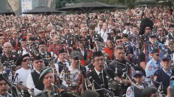豪メルボルンで総勢374人がバグパイプ演奏　AC/DCの代表曲で世界記録更新を目指す