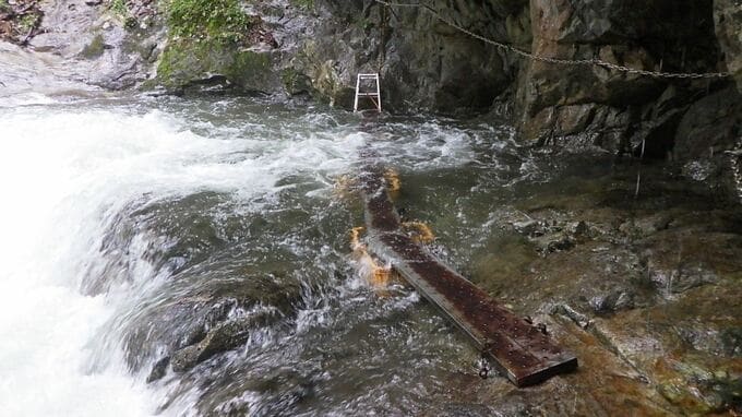 【人気の景勝地】西沢渓谷を全面通行止め　歩道の一部が冠水　大雨の影響　山梨　|　山梨のニュース | ＵＴＹテレビ山梨