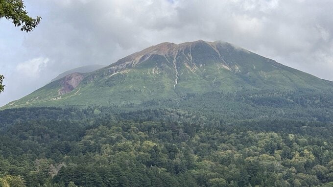 【速報】北海道・雌阿寒岳の噴火警戒レベル２に引き上げ「火口周辺規制」噴石や火山灰に注意　札幌管区気象台|TBS NEWS DIG