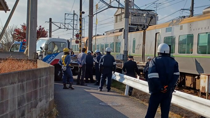 踏切を渡ろうと… トラックが特急列車と衝突 現在も一部区間で運転見合わせ 愛媛県・今治市　|　愛媛のニュース - Nスタえひめ｜あいテレビは6チャンネル