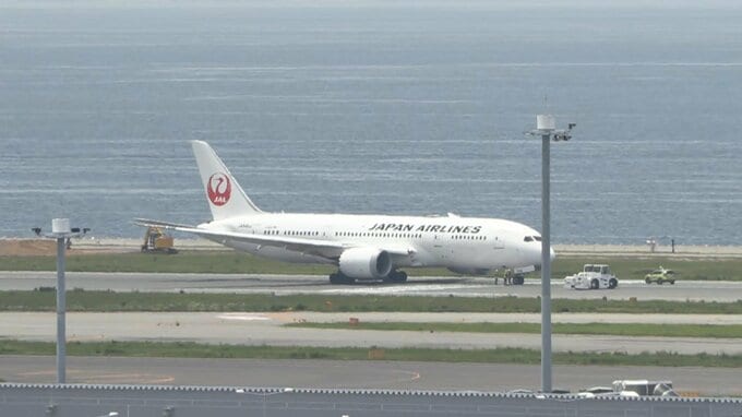 【速報】JAL機が関西空港にダイバート　機材不具合か　牽引車に引かれて移動　関空B滑走路は約1時間半の閉鎖見込み　|　MBSニュース | 関西の最新ニュースを分かりやすく。