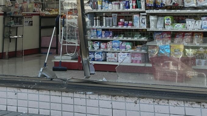 「車が店に衝突し、店舗内に入ってきた」コンビニに車突っ込む…70代男性、ブレーキとアクセルを踏み間違えたか　|　BSSニュース | BSS山陰放送