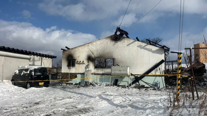 「炎が見える」2階建て住宅が全焼　焼け跡から年代や性別不明の2人の遺体　住人の70代母親と40代娘の親子と連絡取れず　北海道岩内町　|　北海道のニュース｜HBC北海道放送