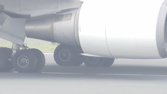 日本航空機がタイヤ不具合で緊急着陸したトラブル　離陸の際に使用した羽田空港D滑走路のつなぎ目に金属板|TBS NEWS DIG