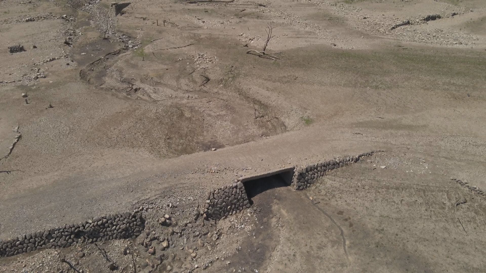 ダム底に集落跡が… 深刻な水不足で66年ぶりに出現 かつての住民｢当時の