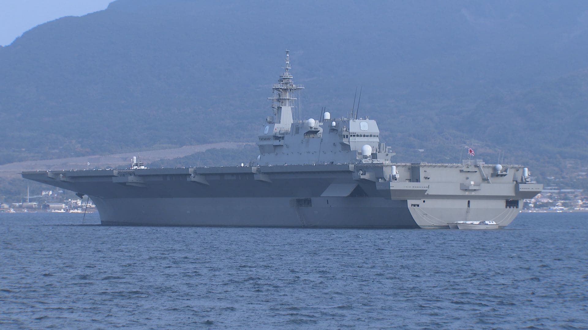 海自最大級の護衛艦「かが」桜島をバックに浮かぶ 事実上の空母化へ