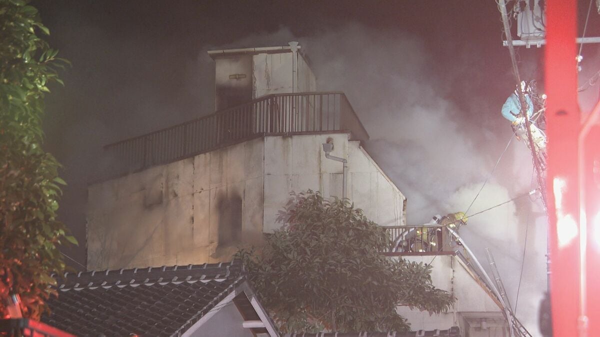 「煙が出ている」愛知・刈谷市で３階建て住宅が全焼　住人は逃げ出してけが人なし　２階の風呂部分が特に激しく焼損