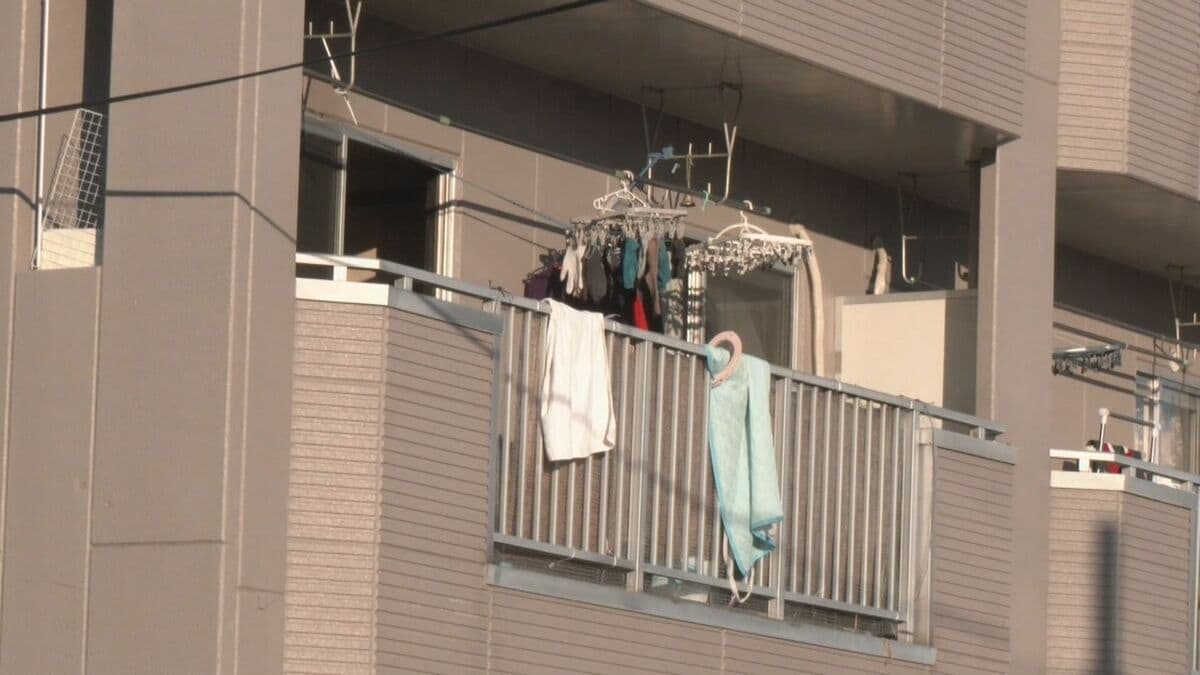 台所付近が特に激しく焼ける… 住宅火災で女性が一時意識不明に ｢2階から煙が出ている｣と通行人から通報