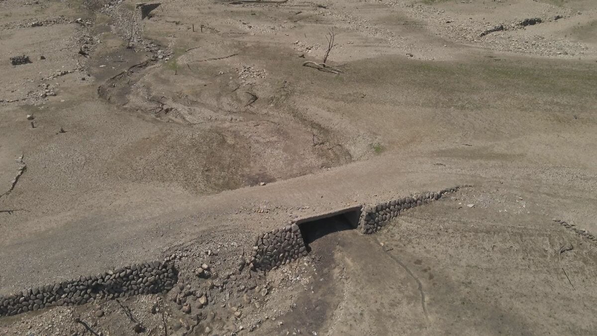 ダム底に集落跡が… 深刻な水不足で66年ぶりに出現 かつての住民｢当時の景色が浮かぶ｣ 岐阜･御母衣ダム