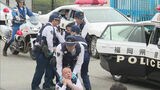 警察官が刃物を持った犯人に襲われたら・・・立てこもりなど凶悪事件想定し訓練|TBS NEWS DIG