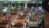 『深夜0時待ち』高速道路の料金所前でトラックが次々と停車の異様な光景 『30%割引』めぐり「交通ルールと労働時間の両立」に苦悩するドライバー|TBS NEWS DIG