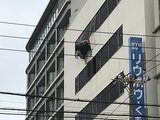 【速報】那覇市の立体駐車場6階から車が落ちかける 運転手は脱出済み 外壁が崩れ落ちるなど周辺道路は通行止めに | 沖縄のニュース|RBC 琉球放送