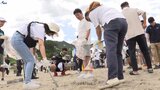 「素足で歩ける砂浜を次世代に」自動車販売会社でつくる団体が海水浴シーズンを前に海岸を清掃 岩手・山田町|TBS NEWS DIG