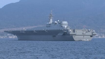 海自最大級の護衛艦「かが」桜島をバックに浮かぶ 事実上の