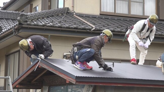 大月市の会社が消防団倉庫の屋根をふき替え 阪神淡路大震災から続くボランティア活動|TBS NEWS DIG