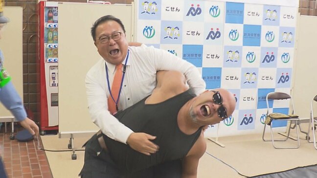 市長×警察署長×プロレスラーがタッグ　特殊詐欺を防げ！ 市役所でプロレス　市長が“受け子”にコブラツイスト　新潟県五泉市|TBS NEWS DIG
