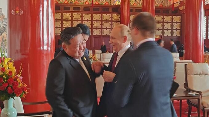 北朝鮮国営テレビが金正恩総書記訪中の記録映画を放送　金総書記に同行した娘も登場
