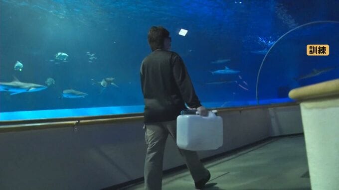 ポリタンクを持った不審者がうろつき、火をつけて逃走したと想定…しまね海洋館アクアスで防犯訓練|TBS NEWS DIG