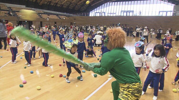 節分の日」を前に1000人が鬼退治 大分市内3幼稚園が豆まきスポーツ大会