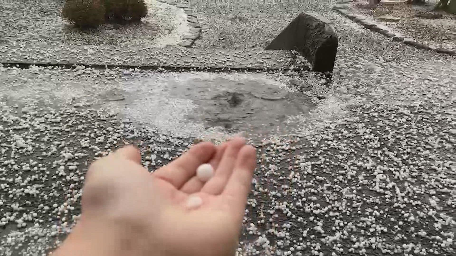 【動画で見る】激しい雷雨に雹(ひょう)も…大気の状態が非常に不安定 午後もあちこちで 広島県に「竜巻注意情報」も発表 | TBS NEWS DIG