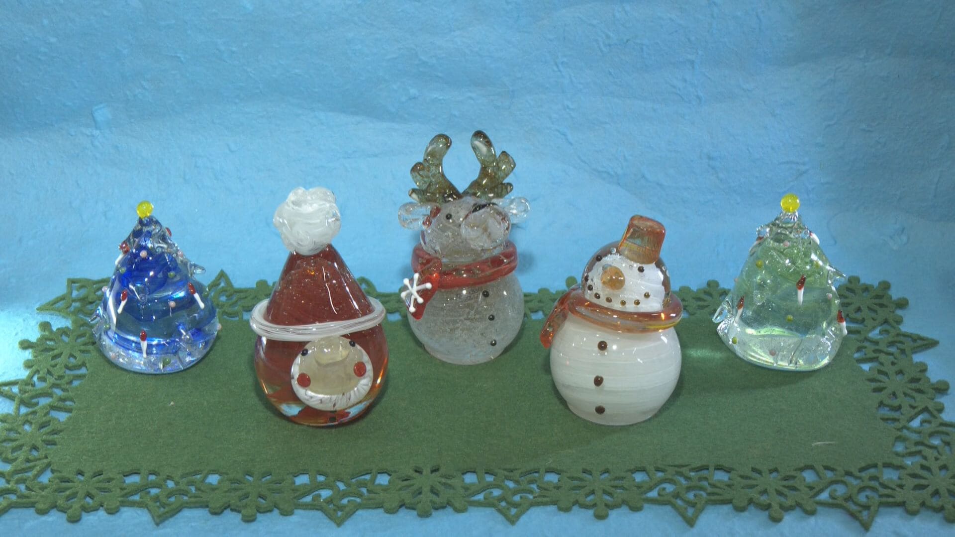 空き瓶を再利用して「サンタ」や「トナカイ」などクリスマスの置物作り　20分ほどかけて丁寧に製作　