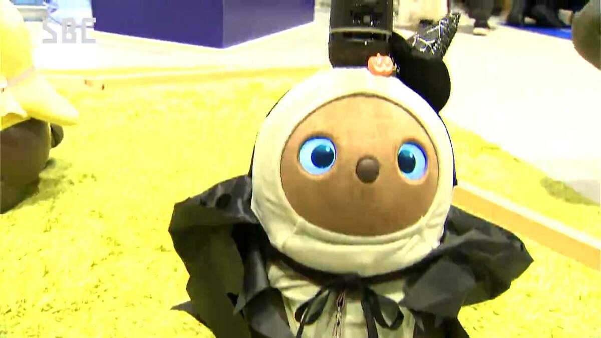 注目の的は「コミュニケーションロボット」 松本市で介護福祉機器の
