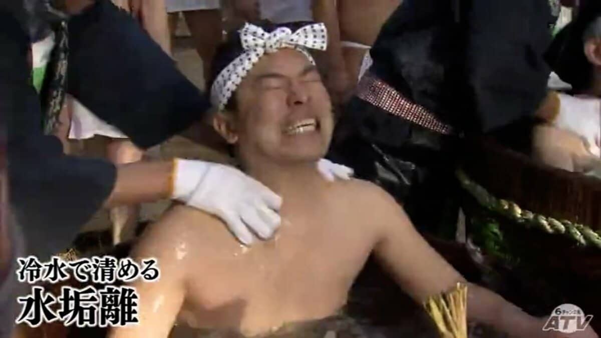 豊作祈り伝統の「ハダカ参り」暖冬も冷水に「相変わらず寒いです