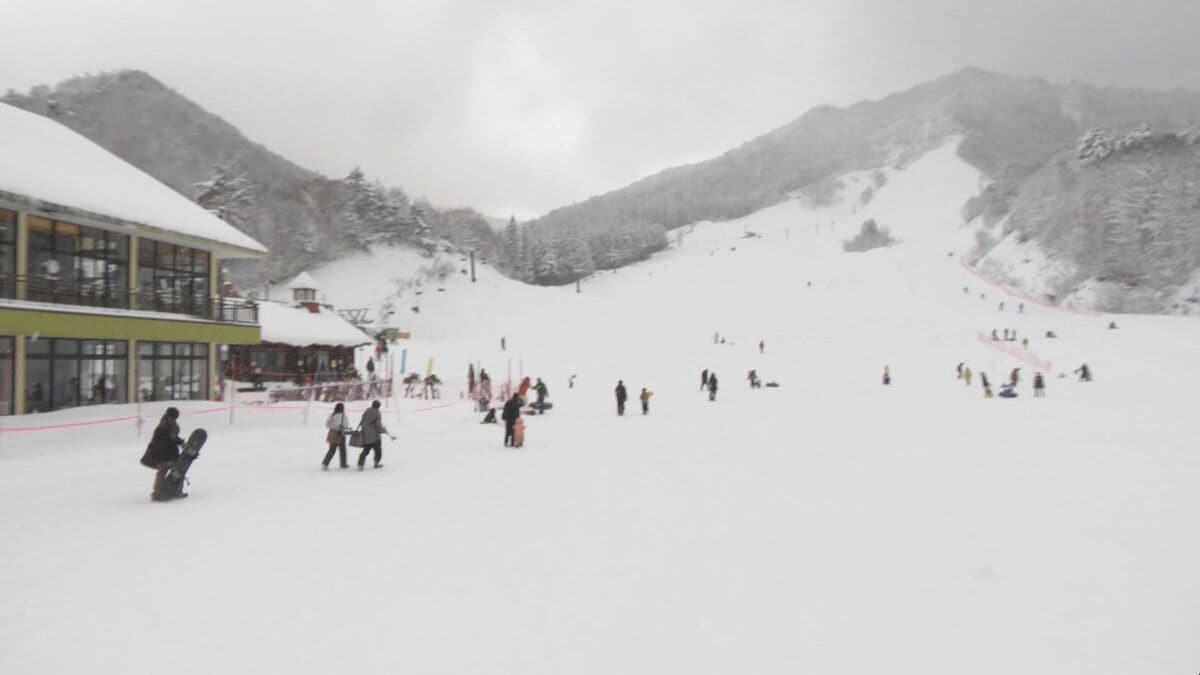 雪不足で茶色い地面がむき出しに… オープン延期したスキー場 大雪でようやく全リフト稼働 ｢うれしい限りです｣ 岐阜･飛騨市