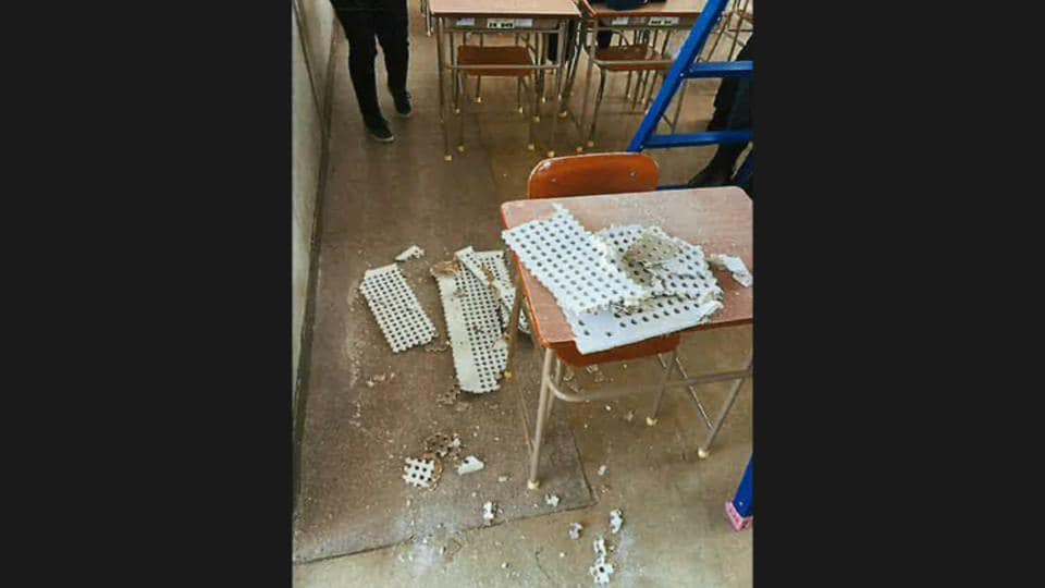 中学校のホームルーム中　教室の天井が剝がれ生徒の机に落下… その日欠席で無事 以前の工事で「ビス打ち忘れ」か