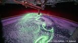「奇跡のオーロラ」 地球に広がる“緑の光”　宇宙飛行士も窓を奪いあった絶景…その美しさの理由とは？|TBS NEWS DIG