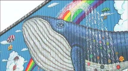 被災地に笑顔を」倉庫に巨大壁画お目見え ″空飛ぶクジラ”に願いを込め