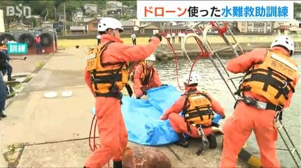 海に沈んだ人を上空からドローンで捜索 夏休みを前に水難救助訓練 新潟