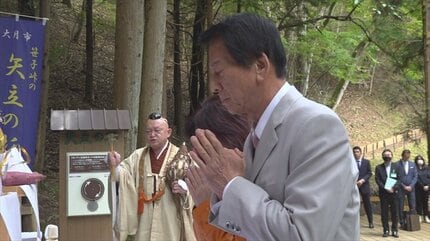 杉でしょ」 歌手の杉良太郎さん 天然記念物「矢立の杉」を訪れる 山梨